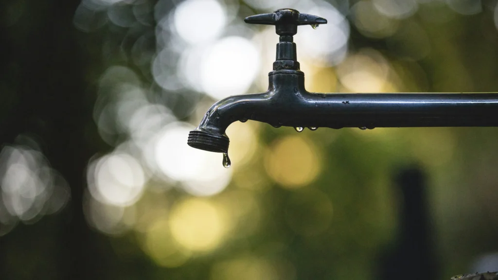 Robinet avec une goutte d'eau pour illustrer la mauvaise utilisation de l'eau potable