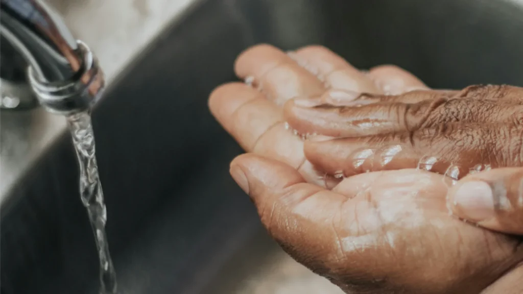 Le recyclage des eaux grises est la réutilisation des eaux faiblement polluées