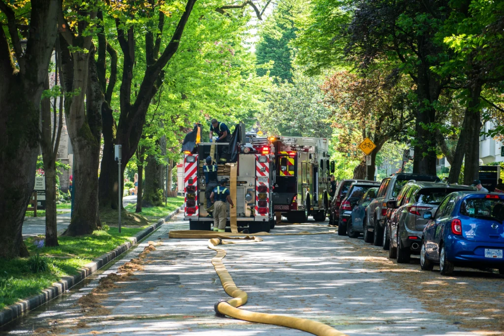 camion de pompiers dans une rue arborée