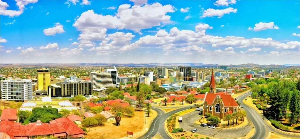 Vue de la ville de Windhoek qui pratique le recyclage des eaux usées