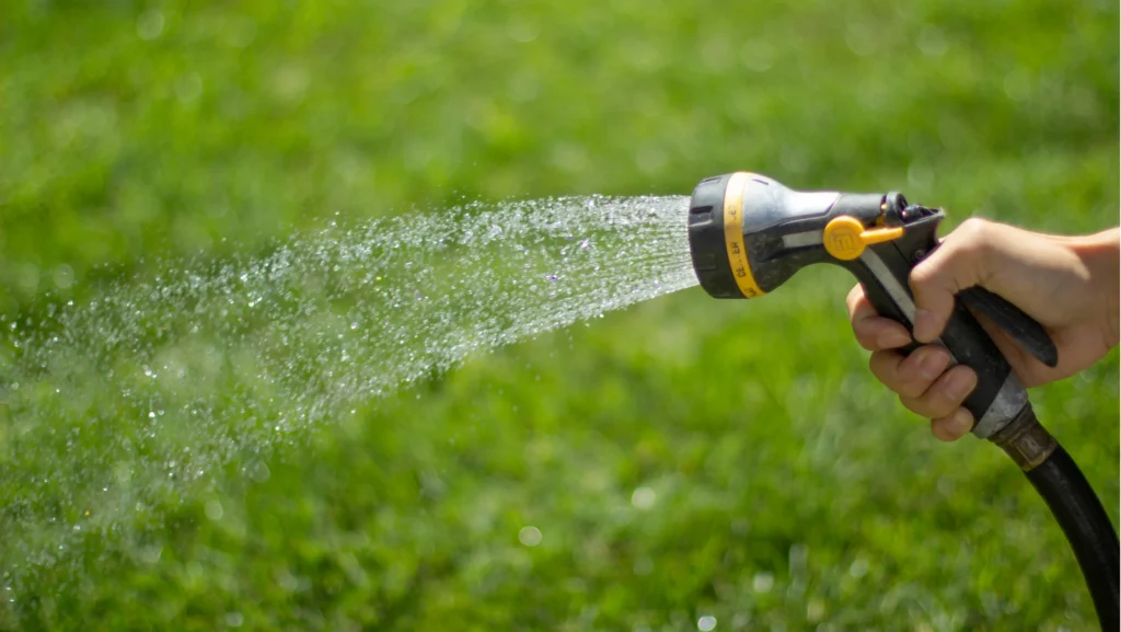 Économiser l'eau en ville : 3 leviers qui fonctionnent vraiment 4 Les restrictions d'eau concernent en premier lieu l'arrosage.